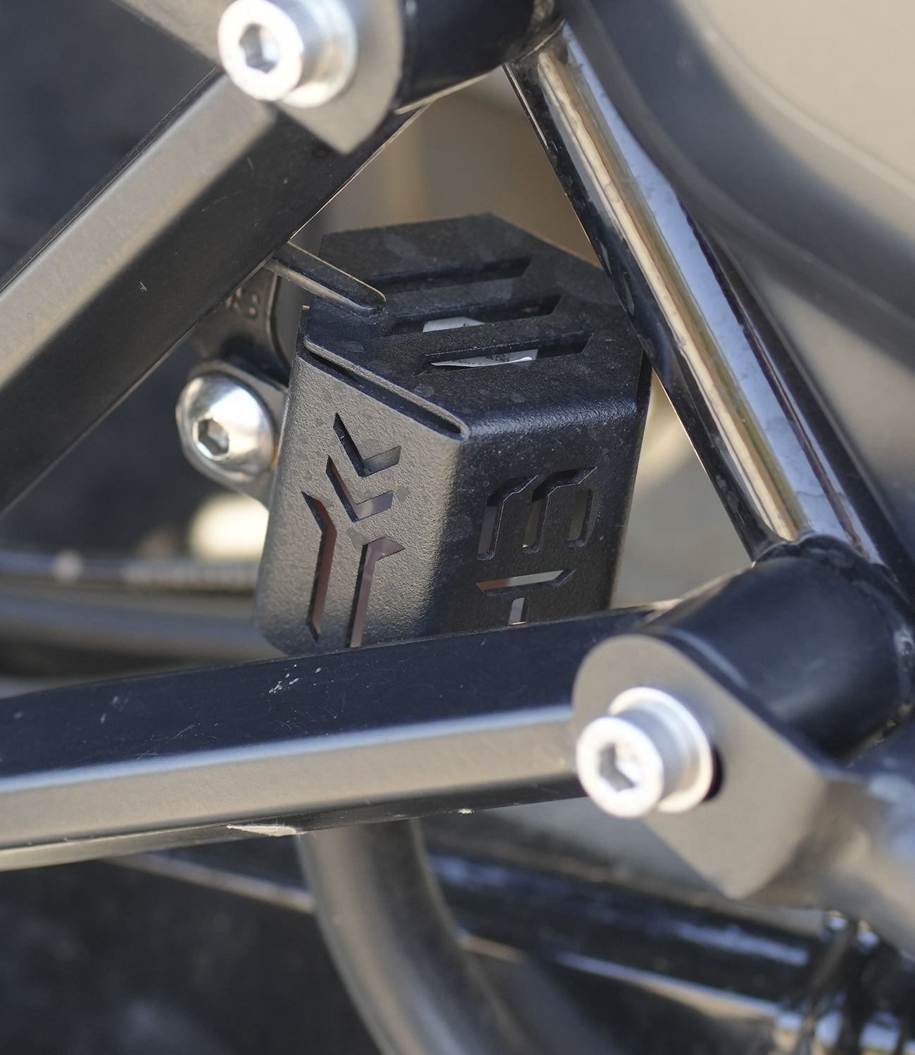 Motorcycle reservoir oil guard black for harley davidson x440