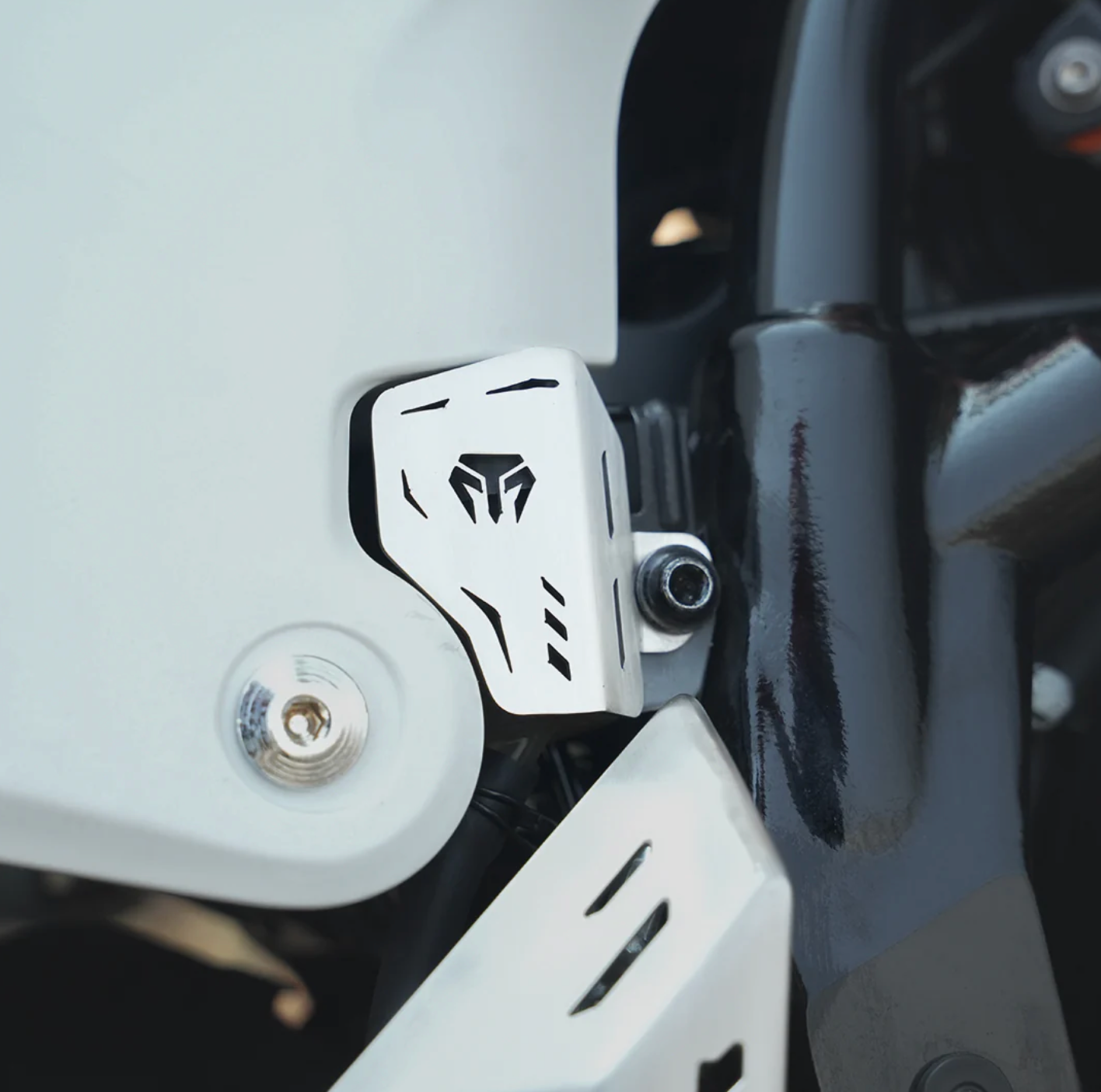 Motorcycle reservoir oil guard stainless steel for ktm adventure 390/X