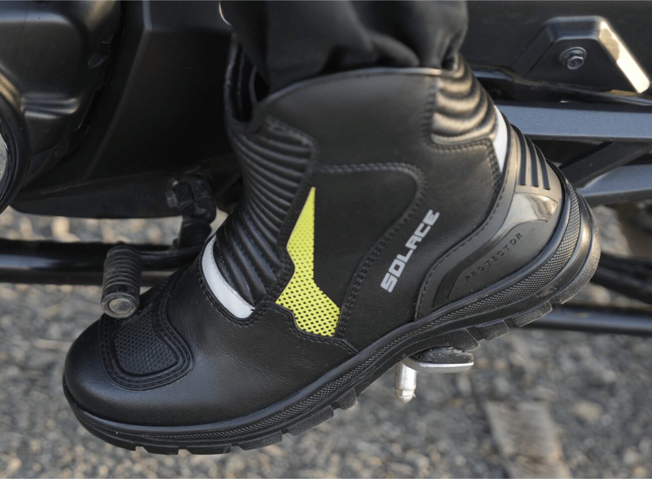Motorcycle riding water-repellent armoured boot black with green